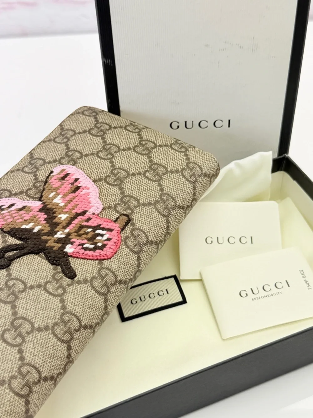 Gucci Exclusive Beige GG Canvas Wallet Pink Butterfly Appliqué - Picture 13 of 14